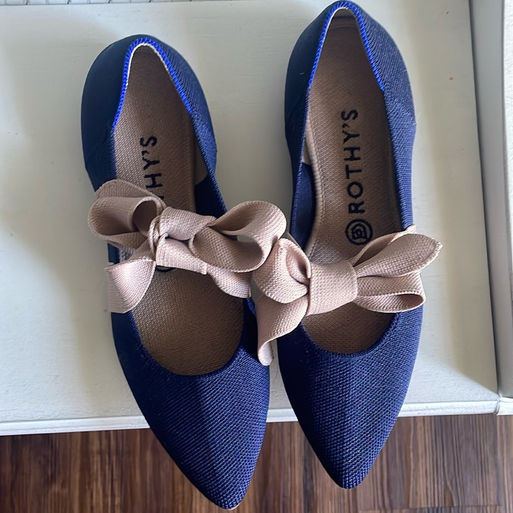 Rothys pointed toe flats with ribbon, navy blue shoe with light pink ribbon. EUC
